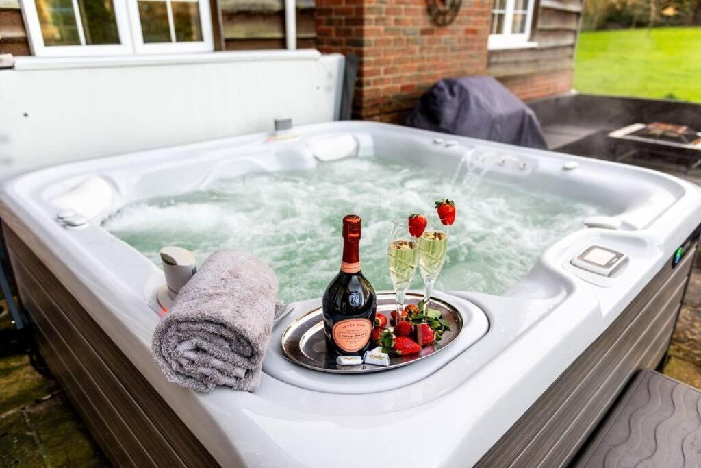 Langford Farmhouse - New Forest National Park Luxury 4Bd, Hot Tub, Cinema, 10 Acres Bartley Zewnętrze zdjęcie
